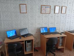 Кабинет информатики оснащен автоматизированным рабочим местом учителя и необходимой компьютерной техникой для проведения практических занятий по информатике